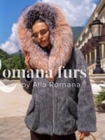 Пальто-пуховик с капюшоном из войлочной шерсти с отделкой аукционным мехом чернобурой лисы