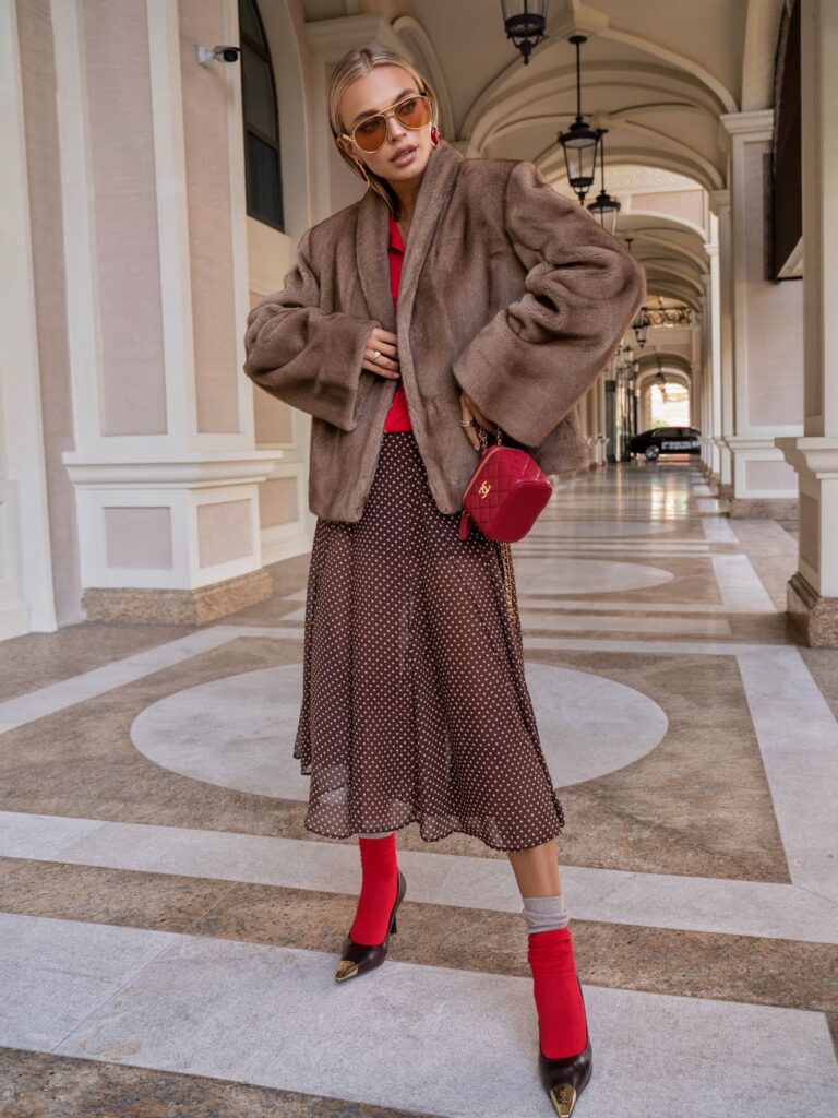 ШУБА ИЗ ЭКО НОРКИ С ШАЛЕВЫМ ВОРОТНИКОМ И АКЦЕНТНЫМИ ПЛЕЧАМИ — фото 2