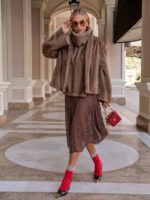 ШУБА ИЗ ЭКО НОРКИ С ШАЛЕВЫМ ВОРОТНИКОМ И АКЦЕНТНЫМИ ПЛЕЧАМИ — фото 4