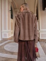 ШУБА ИЗ ЭКО НОРКИ С ШАЛЕВЫМ ВОРОТНИКОМ И АКЦЕНТНЫМИ ПЛЕЧАМИ — фото 6